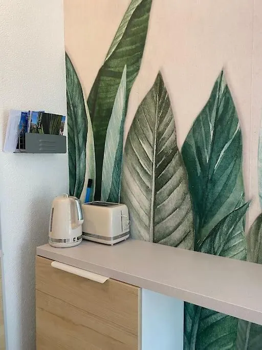 Grand Studio Dans Residence Avec Piscine Hyères 0*,