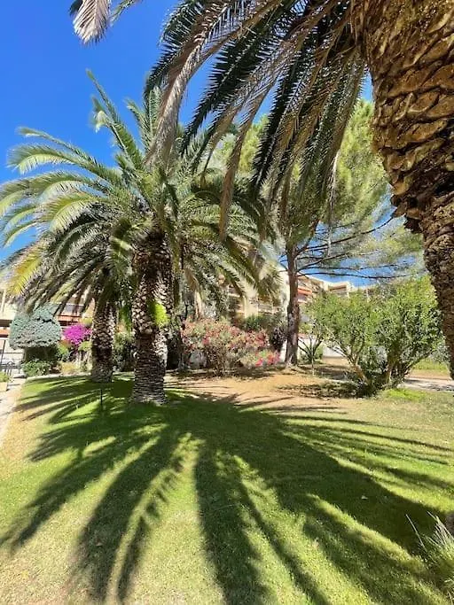 Grand Studio Dans Residence Avec Piscine Hyères 0*,  فرنسا