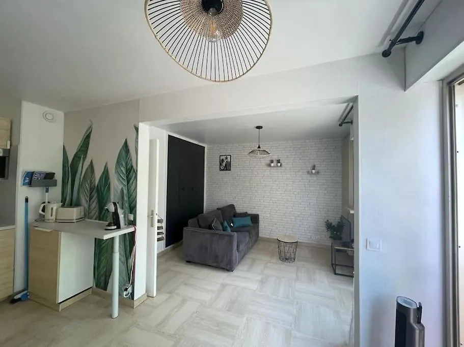 Grand Studio Dans Residence Avec Piscine Hyères