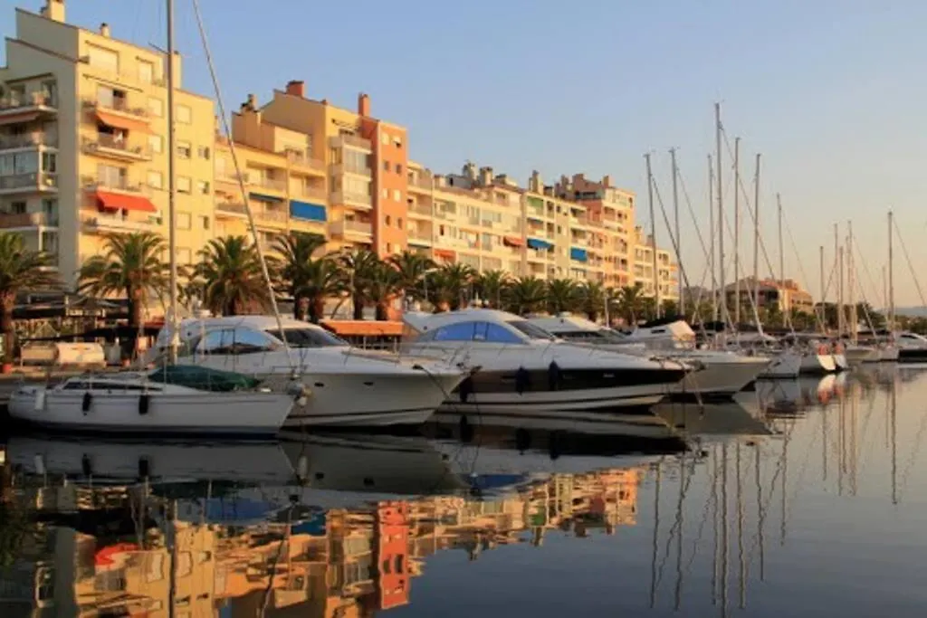 Grand Studio Dans Residence Avec Piscine Hyères شقة