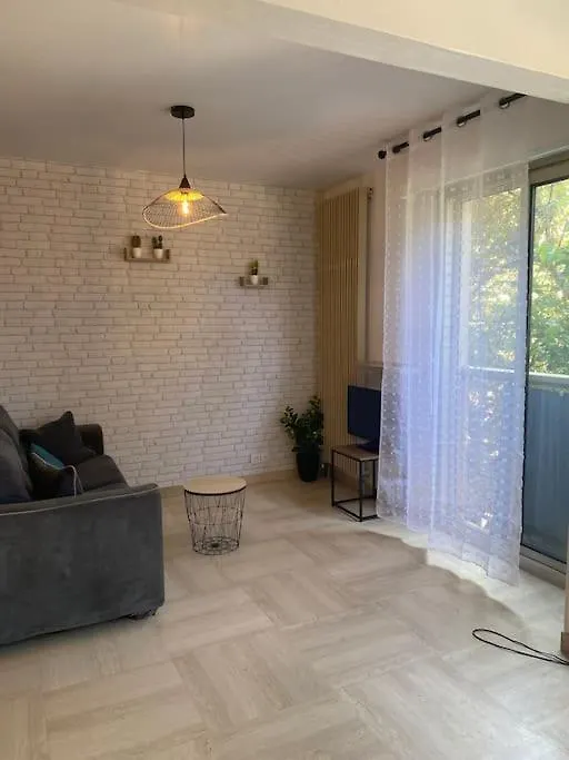 Grand Studio Dans Residence Avec Piscine Hyères شقة