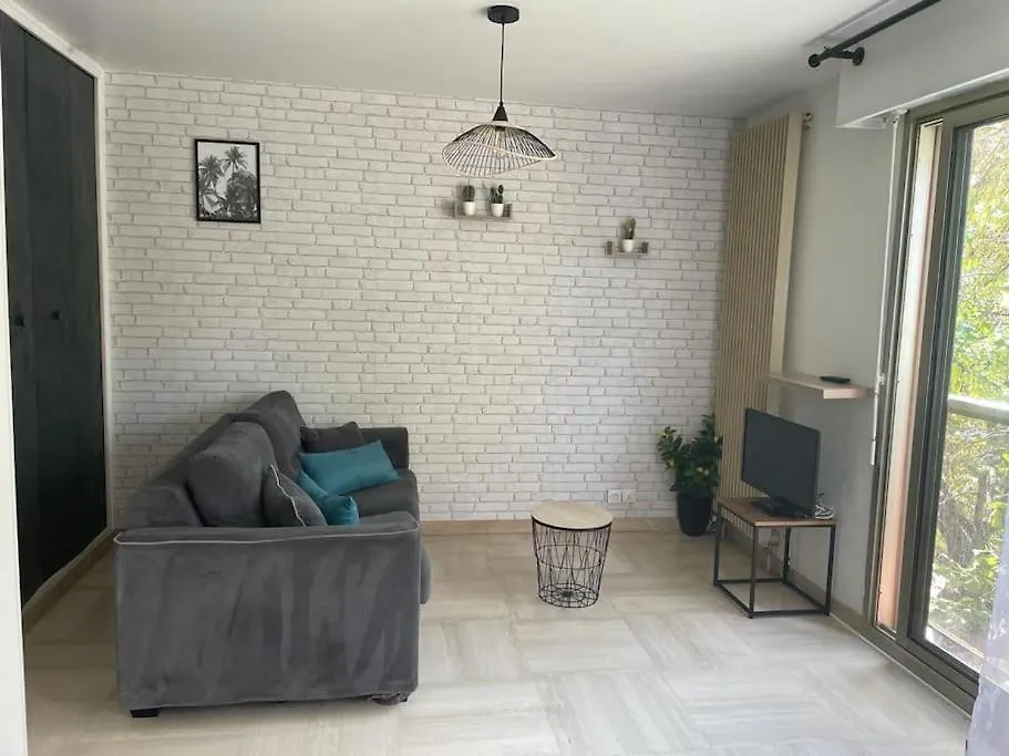Grand Studio Dans Residence Avec Piscine Hyères شقة